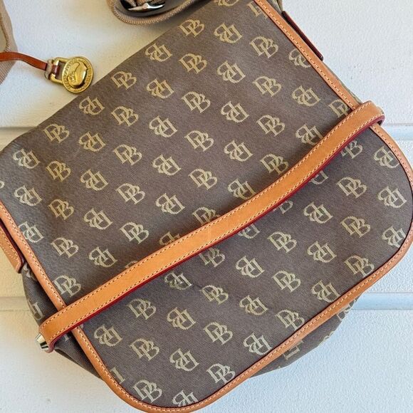Vintage Dooney & Bourke Cabriolet Monogram Tan Flap Messenger Crossbody Bag New - Picture 2 of 13